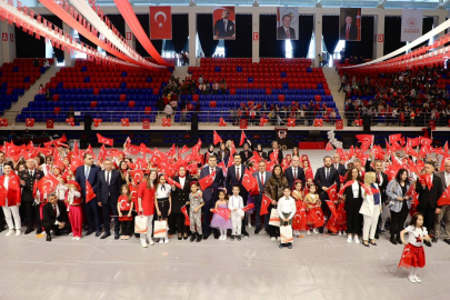 NİĞDE’DE 23 NİSAN COŞKUSU: VALİ AKMEŞE VE İL MÜDÜRÜ ELİF ÖZBEK ÇOCUKLARLA BULUŞTU