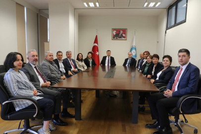 Vali Nedim Akmeşe; Niğde Ömer Halisdemir Üniversitesi Rektörü Prof. Dr. Hasan Uslu, Tarım Bilimleri ve Teknolojileri Fakültesi Dekanı Prof. Dr. Ahmet Şekeroğlu, fakülte öğretim üyeleri ve Niğde Dostluk Derneği Yönetim Kurulu üyeleri ile bir araya geldi.