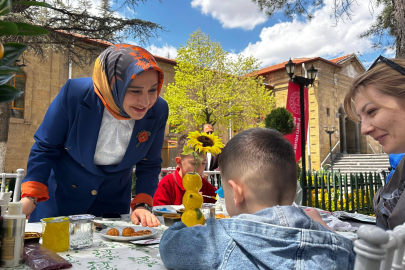 Niğde’de Anneler Günü Sanatla Kutlandı: Anne ve Çocuklar Aynı Tuvalde Buluştu